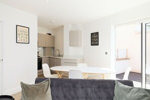 Dining - Countryside Edge Flat (Tadworth)