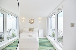 Apartment, Balcony | Free WiFi - Countryside Edge Flat (Tadworth)