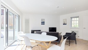 Unclassified image, 5 of 25, button - Countryside Edge Flat (Tadworth)