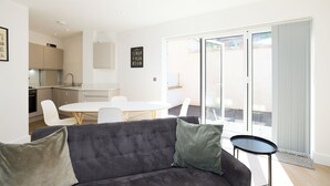Unclassified image, 2 of 25, button - Countryside Edge Flat (Tadworth)