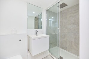 Apartamento, balcón | Baño