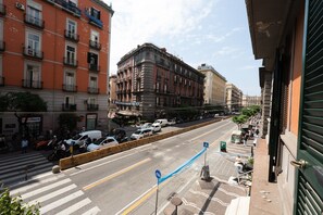 Une vue de rue avec un passage piéton, une piste cyclable et un bâtiment sur lequel on peut lire l’inscription « Ristorante da 3U ».