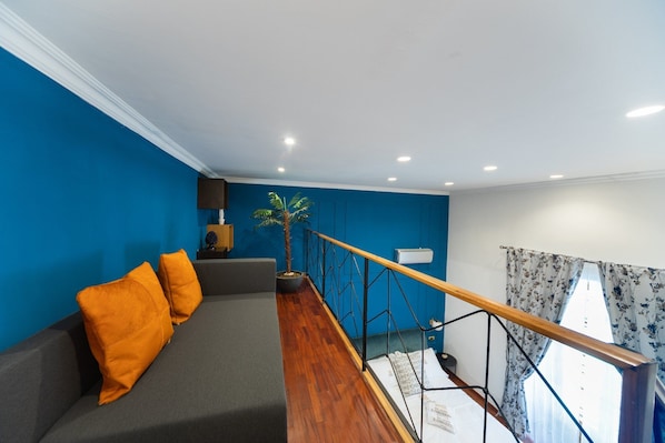 Royal Triple Room, Balcony, City View | Soundproofing, free WiFi