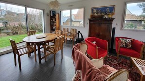 A spacious living room with a dining area, large windows, and a view of the outdoors. - Ville Quanel, Wissant Bay (Wissant)