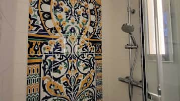 Douche, sĂšche-cheveux, serviettes fournies, savon