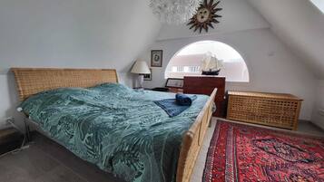 4 bedrooms, iron/ironing board, free WiFi, bed sheets