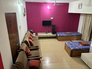 3 bedrooms, bed sheets - 3-bedroom villa with AC in scenic Lonavala with HUGE private pool  MTDC approved (Kune N.m.)