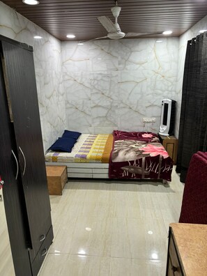3 bedrooms, bed sheets
