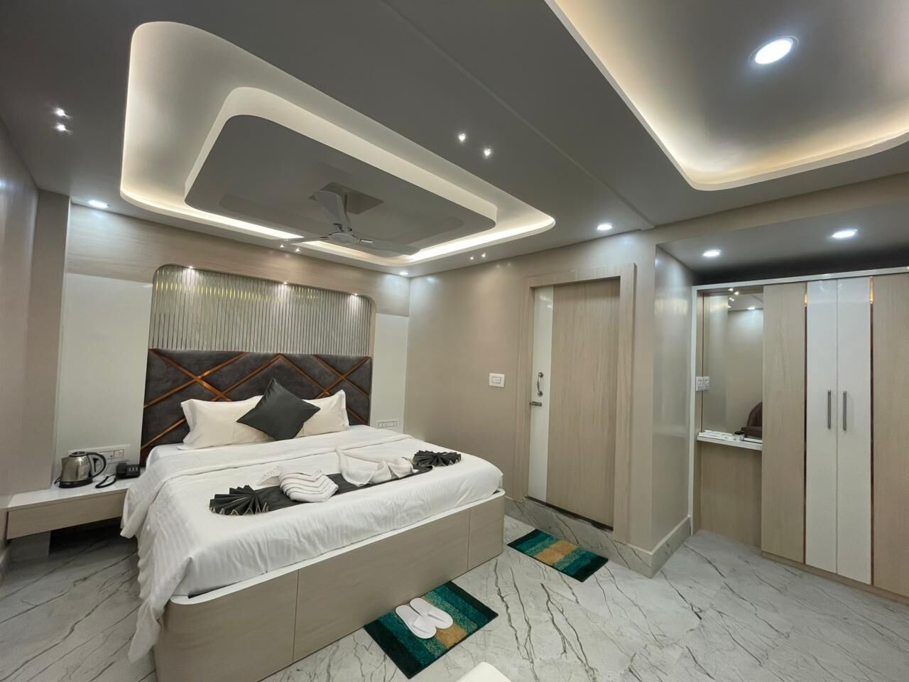 Deluxe Room | Desk, bed sheets