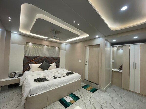 华丽客房 | 办公桌、床单