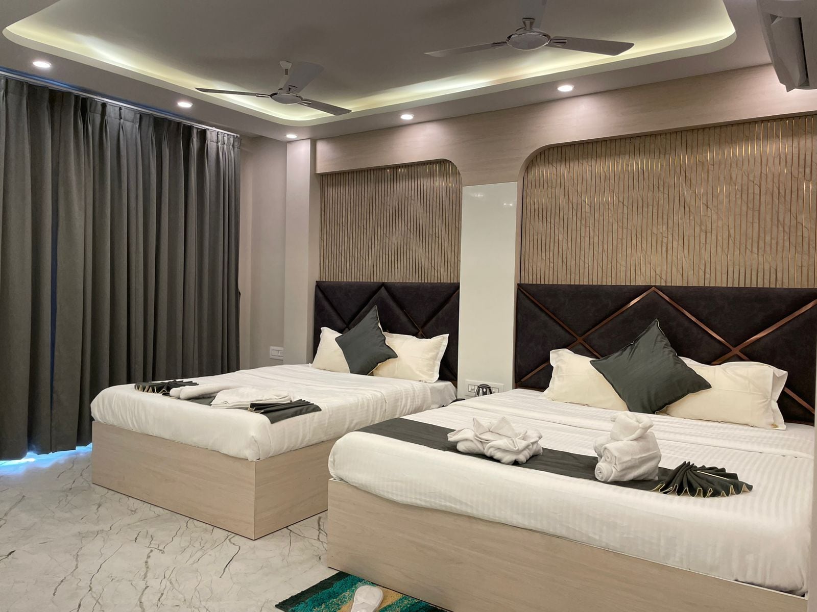 Escritorio y ropa de cama 