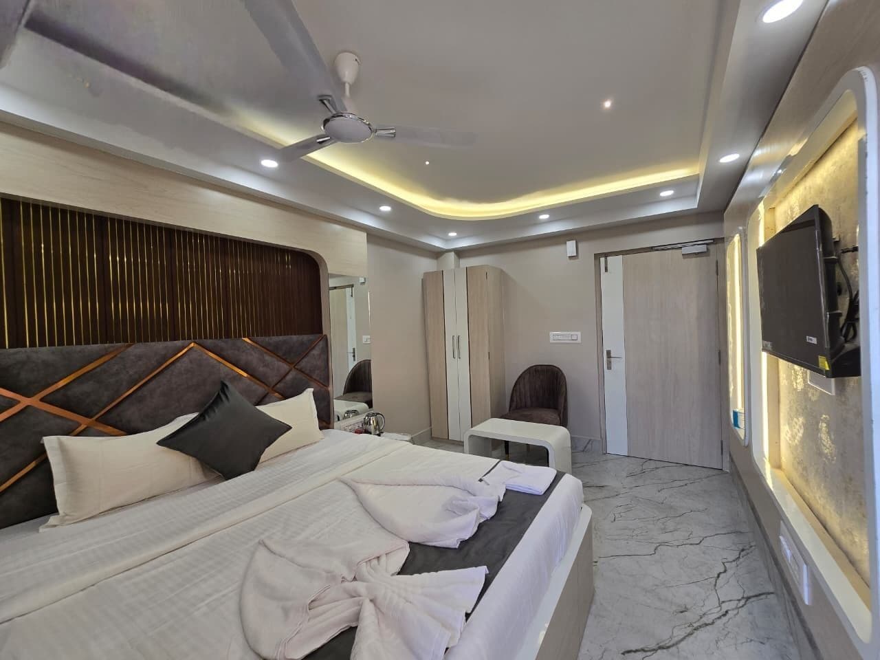 Escritorio y ropa de cama 