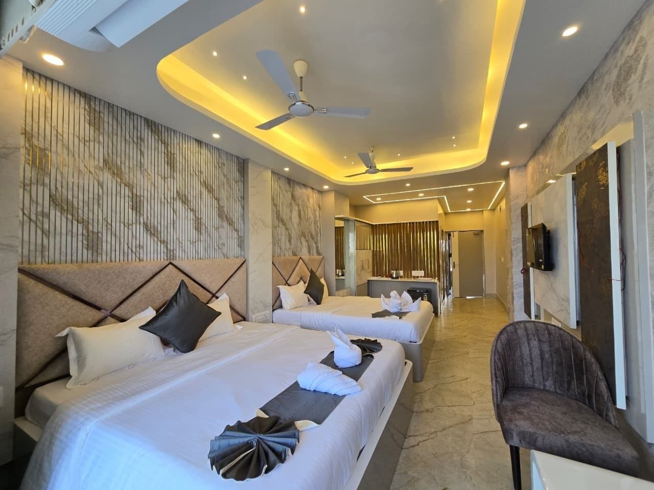 Escritorio y ropa de cama 