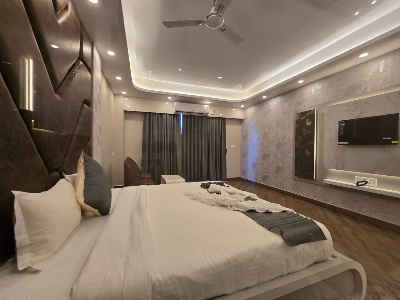 Escritorio y ropa de cama 