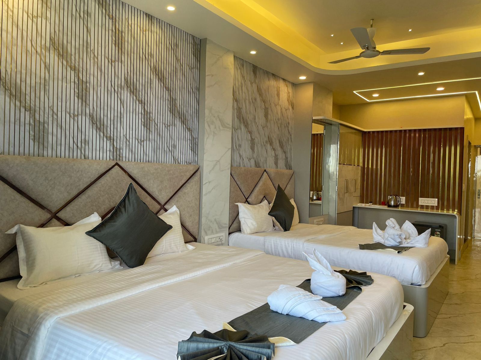 Habitación cuádruple | Escritorio y ropa de cama 