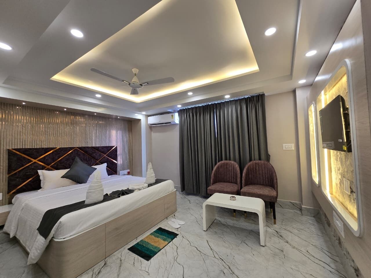 Escritorio y ropa de cama 