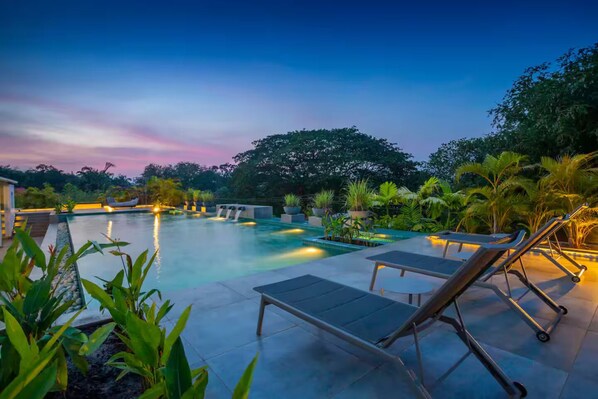 Una piscina al aire libre