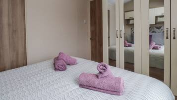 2 Schlafzimmer, individuell dekoriert, individuell eingerichtet
