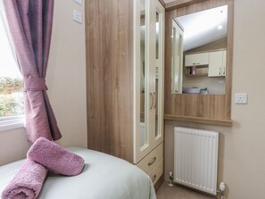 2 quartos, individualmente decorados, individualmente mobiliados