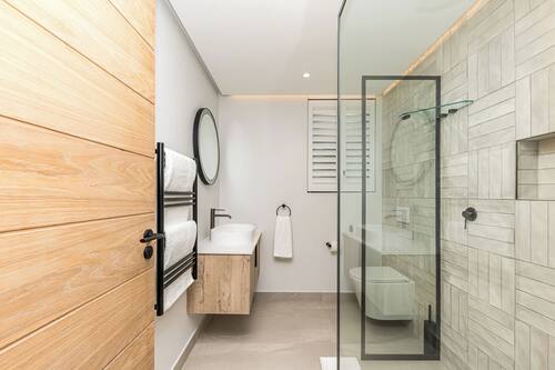 Appartement Luxe, 2 chambres, balcon | Salle de bain | Douche, chauffage par le sol (salle de bains), serviettes fournies