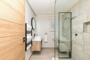 Luxury-Apartment, 2 Schlafzimmer, Balkon | Badezimmer | Dusche, Fußbodenheizung (Badezimmer), Handtücher