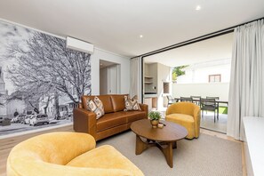 Appartement supérieur, 2 chambres | Aire de séjour | Téléviseur connecté, foyer