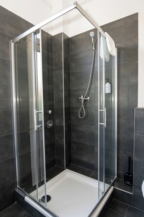 Shower, hair dryer, towels, soap - Hotel Hamburg Nord (Norderstedt)