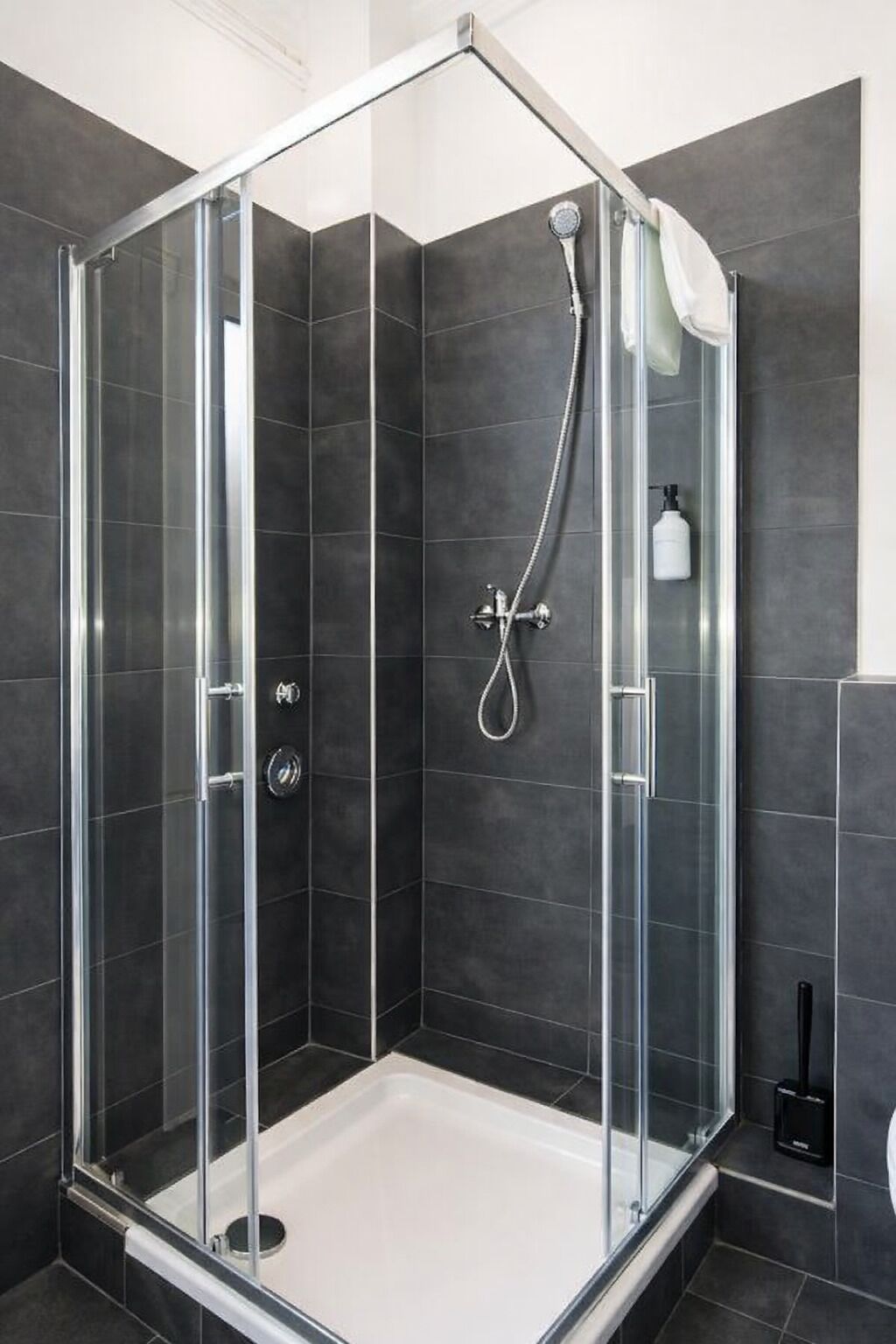 Classic-Doppelzimmer | Badezimmer | Dusche, Haartrockner, Handtücher, Seife