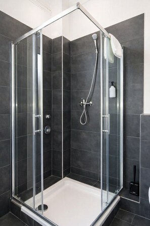 Habitación clásica doble | Baño | Ducha, secador de pelo, toallas y jabón