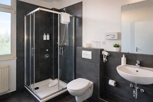 Quarto casal luxo | Banheiro | Chuveiro, secador de cabelo, toalhas de banho, sabonete