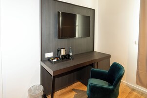 Escritorio, wifi gratis y ropa de cama 