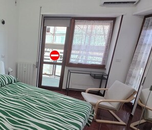 2 bedrooms, iron/ironing board, Internet, bed sheets