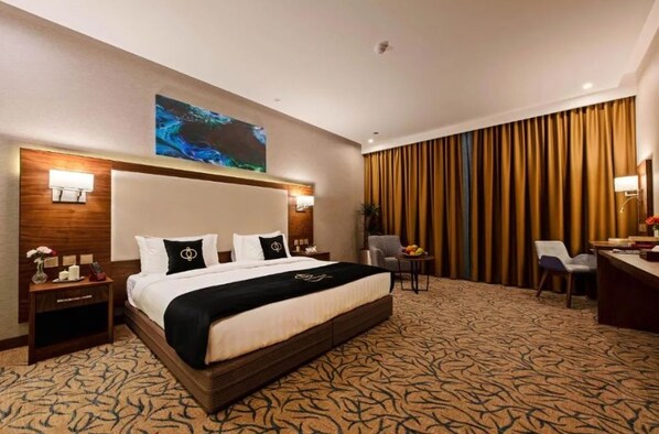 Deluxe-Zimmer, 1 King-Bett | Hochwertige Bettwaren, Minibar, Schreibtisch, kostenloses WLAN