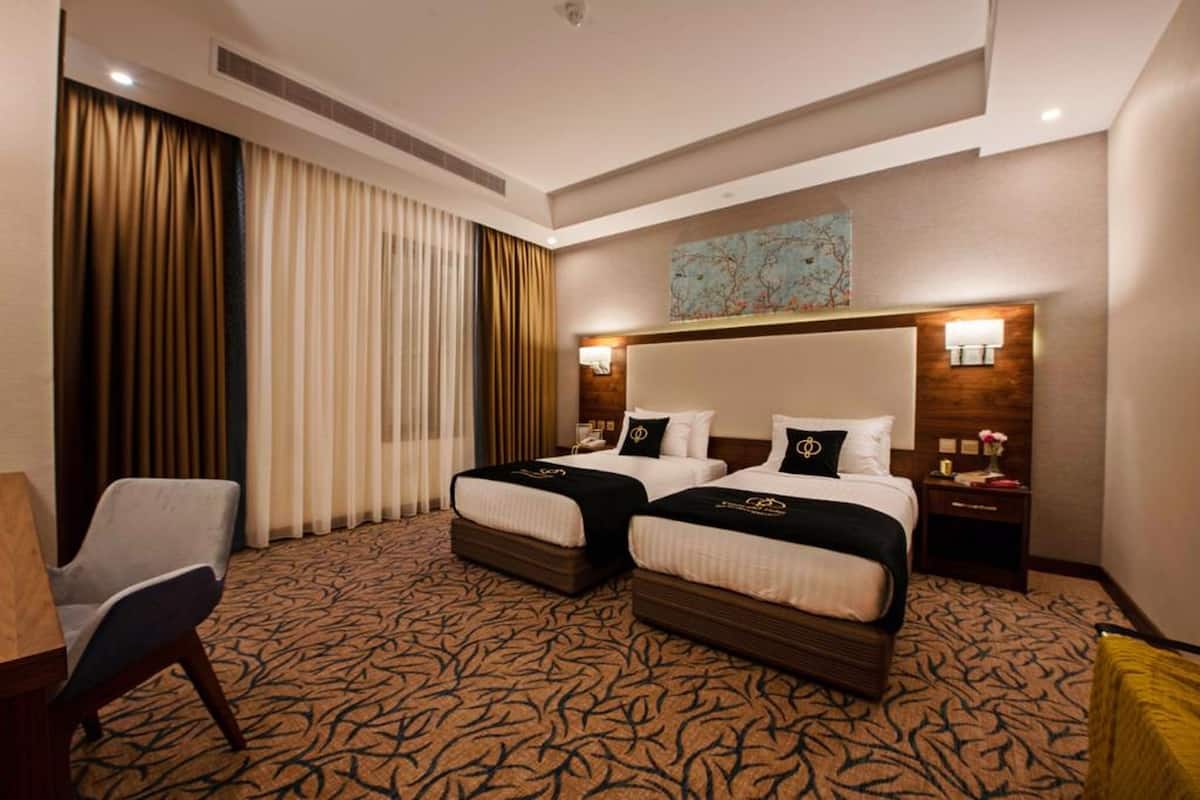 Bộ đồ giường cao cấp, minibar, bàn