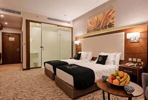 Kamar Twin Deluks | Seprai premium, minibar, meja kerja, dan Wi-Fi gratis