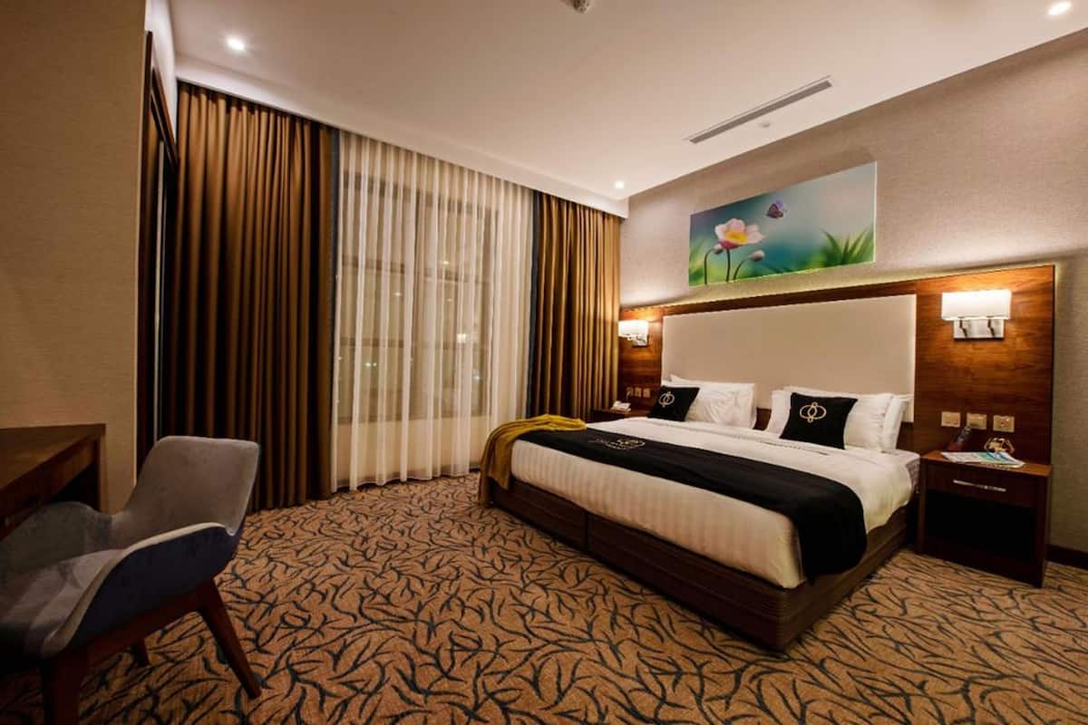Bộ đồ giường cao cấp, minibar, bàn