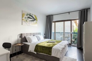 3 habitaciones, escritorio y tabla de planchar con plancha 