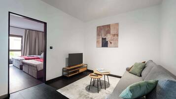 Una televisión, una oficina