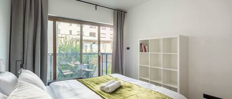 3 chambres, bureau, fer et planche à repasser, lit parapluie