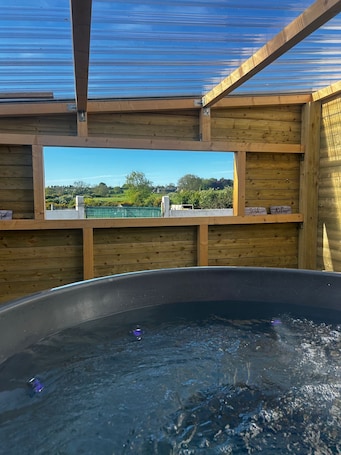 Idromassaggio all'aperto. Alpaca Farmhouse with all weather private hot tub and alpaca experience included