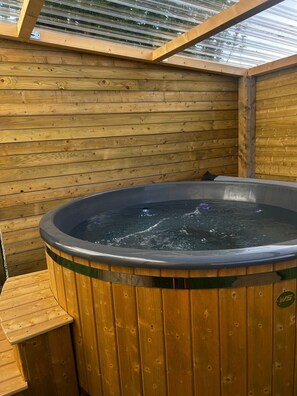 Indoor spa tub - Alpaca Farmhouse with all weather private hot tub and alpaca experience included (Dromara)