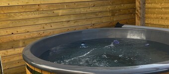 Alpaca Farmhouse with all weather private hot tub and alpaca experience included