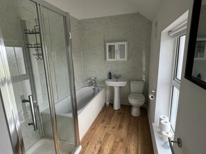 Dusj, hårføner, håndklær og såpe