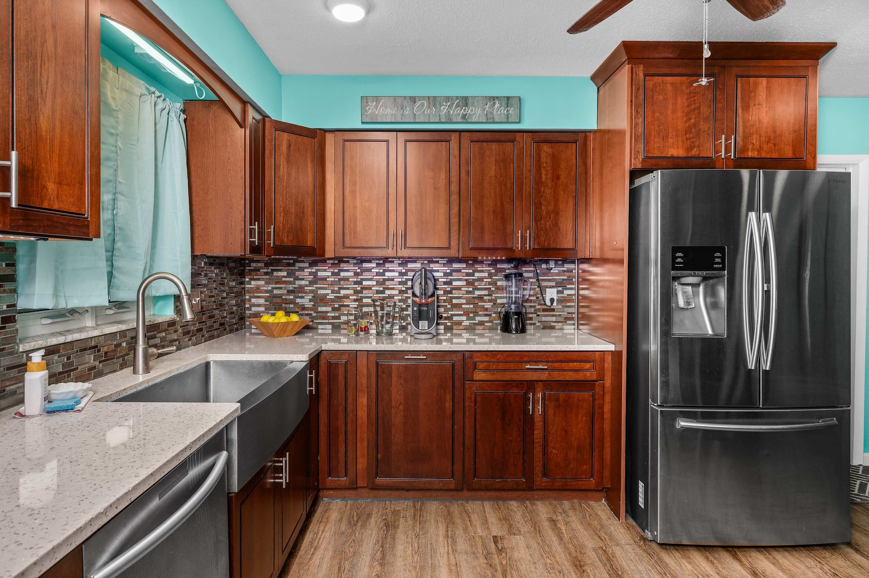 Frigorífico, microondas, horno y placa de cocina