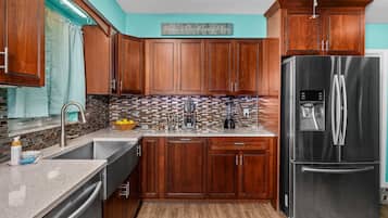 Frigorífico, microondas, horno y placa de cocina