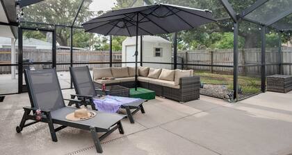 Putting green, outdoor oasis, 3Mi to the beach