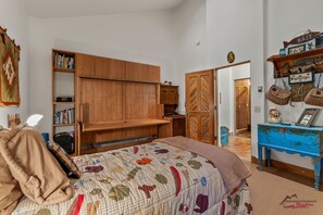 3 bedrooms, desk, free WiFi, bed sheets