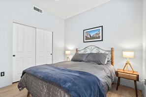 3 slaapkamers, een strijkplank/strijkijzer, reisbedje, wifi