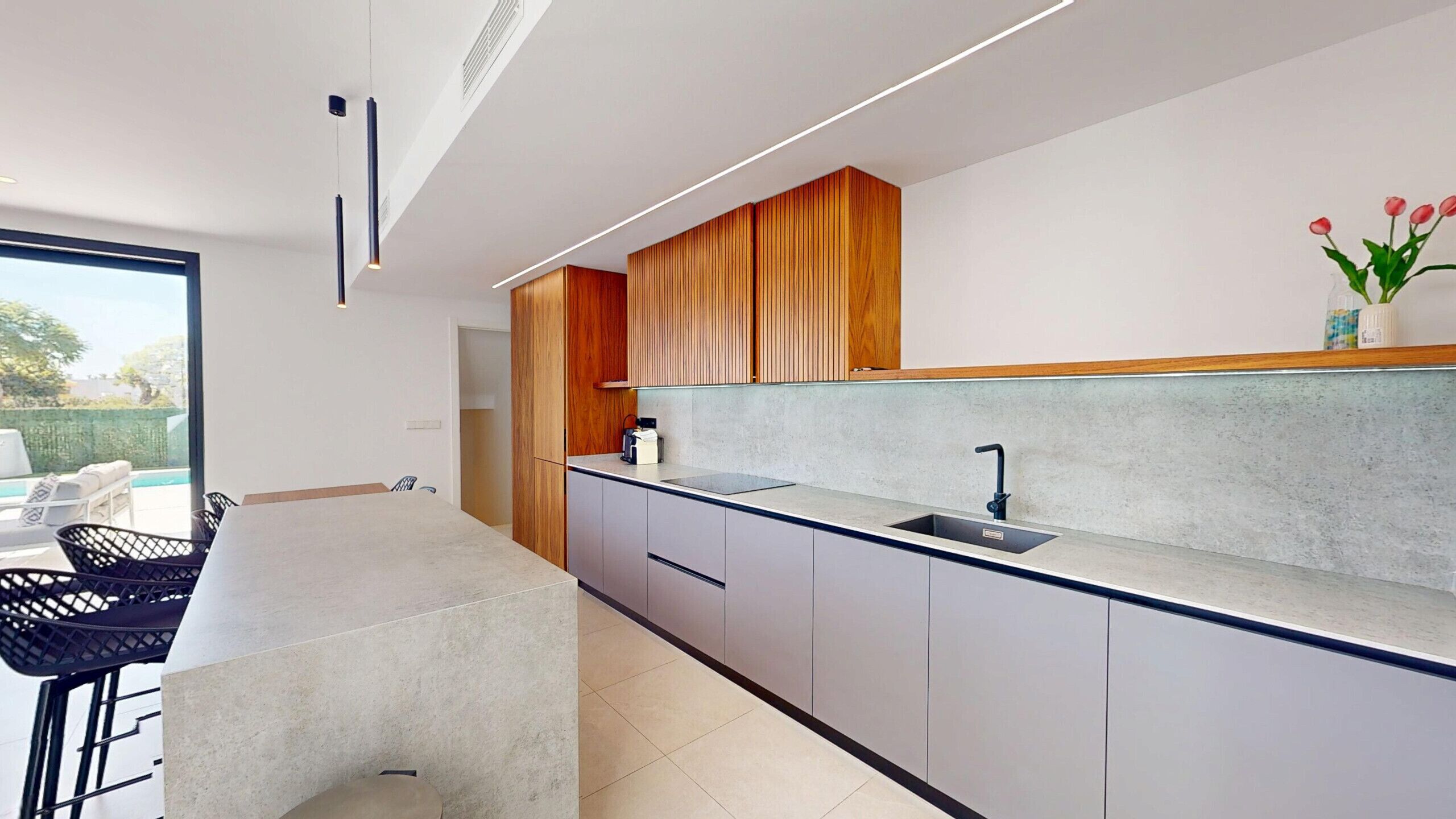 Kjøleskap, mikrobølgeovn, ovn og oppvaskmaskin