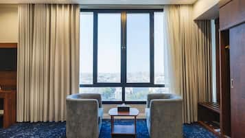 Habitación familiar | Ropa de cama de alta calidad, minibar, escritorio y insonorización